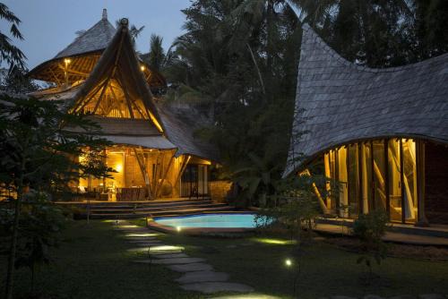Cacao House 4bds Eco Bamboo House, pool, near Green School Bali