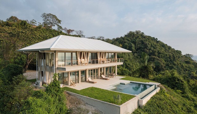 CASA BLANCA | SECLUDED ESCAPE AT LITTLE PAVONES