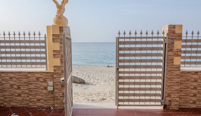 Casa Vacanza "Apri il Cancello e sei in Acqua"