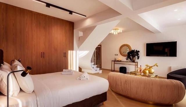 Cens Platinum Luxury Suites