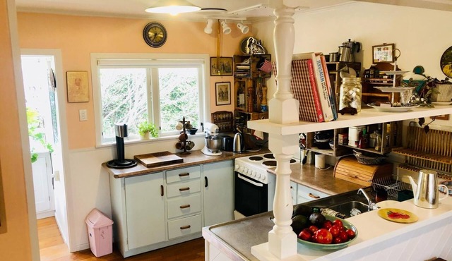 Charming One-Bedroom Unit Near Cheltenham Beach