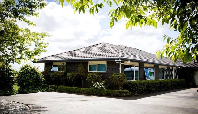 Charming Vacation Rental with Hot Tub near Hamilton, North Island