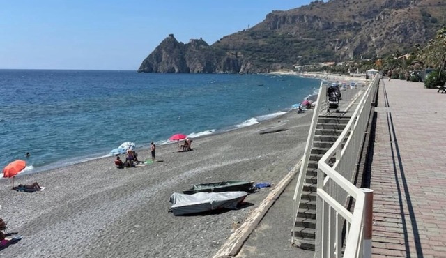 Charming Waterfront Apartment near Toarmina in pleasant Sant'Alessio Siculo