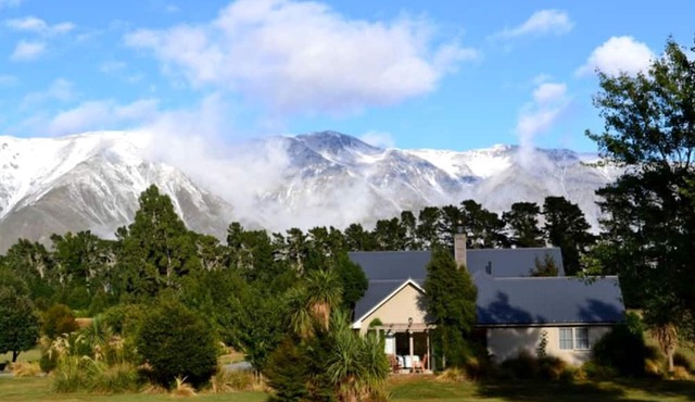 Charming Weekend Getaway with Hillside and Mountain Views near Christchurch, New Zealand