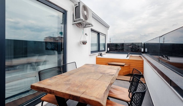 Chic Flat w Terrace, Jacuzzi 15 min to Blue Mosque