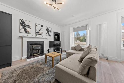Comfortable 4-Bed Apartment in Hawick with Fast WiFi