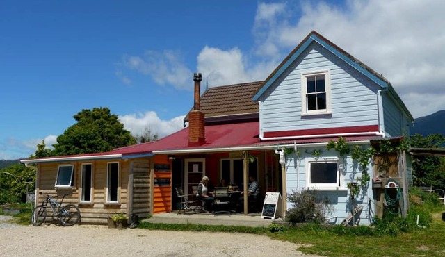 Comfortable Retreat on an Authentic Farm Stay in Takaka, New Zealand
