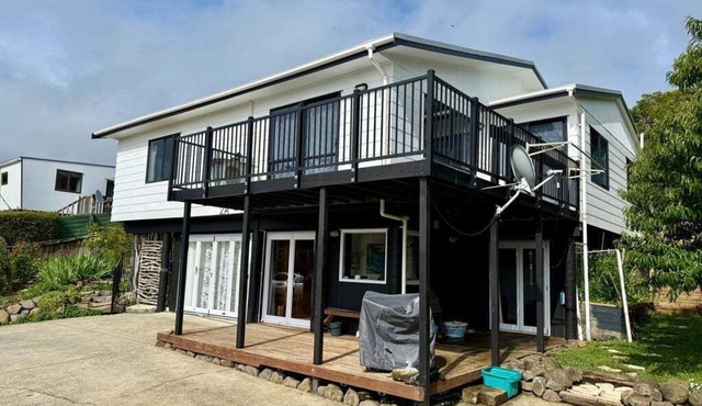 Comfy Raglan Base — Walk to Beach & Village - Roberts St - Family home (Upstairs)