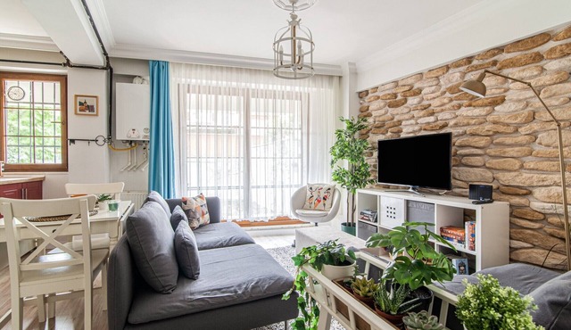 Compact Flat w Backyard 6 min to Kanyon Mall