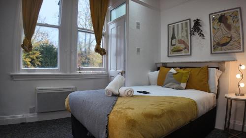 Compact Modern Studio, Great Location with Parking