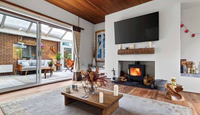 Corner View - Welcoming family home with hottub.