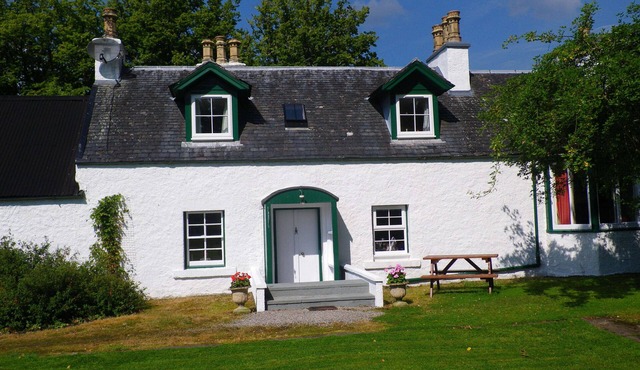 Cottage beside Loch Ness, Caledonian Canal and River Oich, Fort Augustus