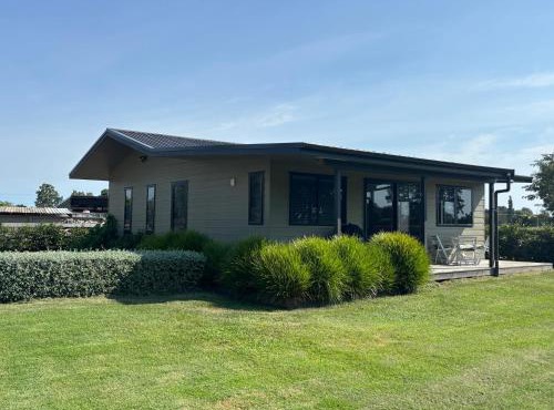 Country Cottage Centrally Located