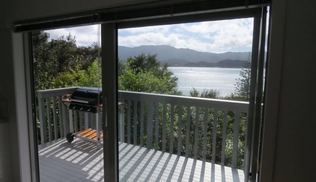 Couples Getaway with Stunning Views of Harbour and Mountain Ranges