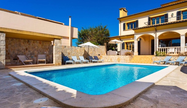 Cozy home in Cala Millor with private swimming pool, can be inside or outside