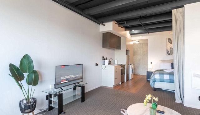 Cozy Studio - Private Balcony Bath and Tub