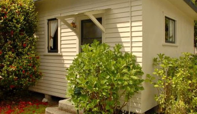Cozy Three-Person Suite with a Private Bathroom in Manapouri, New Zealand