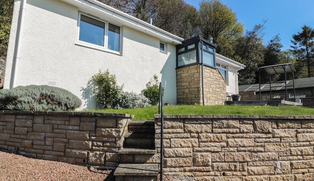 CROWN COTTAGE, pet friendly, with open fire in Cairneyhill