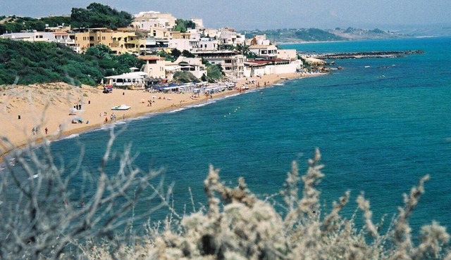 DURING HOME - Beach Apartment with Patio & Free Parking