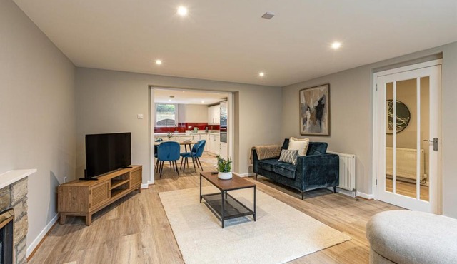 Elegant 3BDR Basement flat in Hawick - Sleeps 5 - Free parking