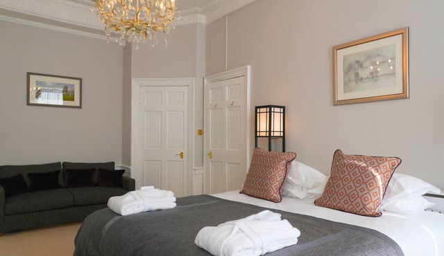 Elegant historic Edinburgh apartment with space for ten in a prime city location