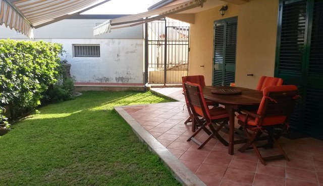 Elegant villa 100 m from the sea with garden. Ideal for a family