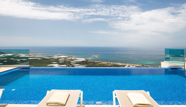 Elia Villa, 3 BD, infinity pool with great sea views
