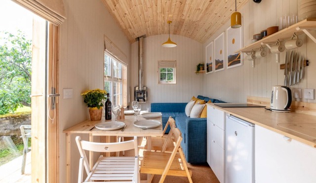 ★ Enchanting tiny house with wood burner and hot tub ★