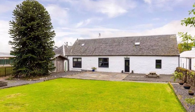 Fabulous 4-bedroom 2.5 bathroom cottage in charming Paisley/Glasgow