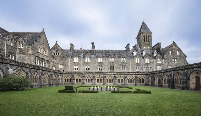 Fabulous apartment in historic ambiente with communal pool direct by Loch Ness