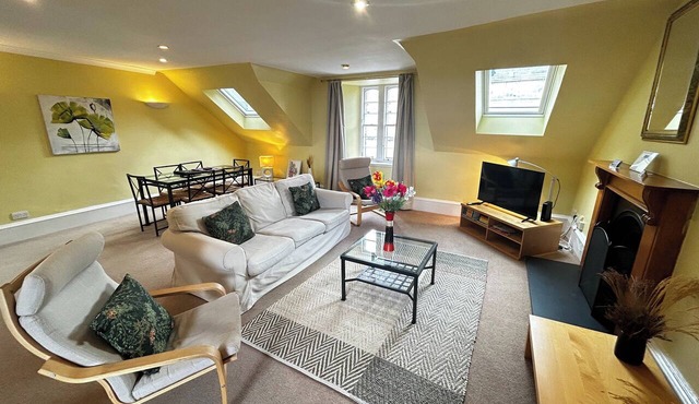 Fantastic 2 bedroom property with astounding views of the famous historic Royal Mile.