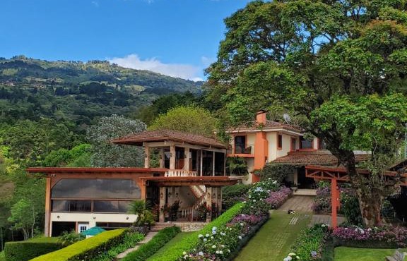 Finca Paraiso Mountain Retreat near San Jose Airport