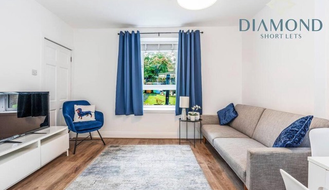 FOUNDRY - 2 Bedrooms, Fully Equipped, Free Parking, WiFi, FAVOURITE for Contractors, Long Stays Welcome, Food, Bars, Shops by Diamond Short Lets