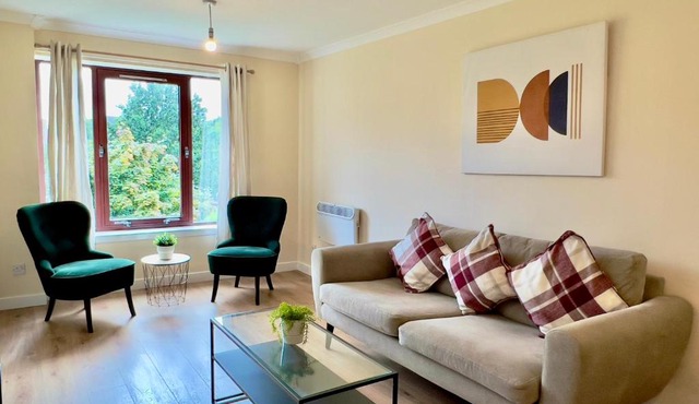 Garden-View 2BR Apartment - Free Parking & WiFi