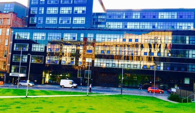 Glasgow City Center Flat with Parking