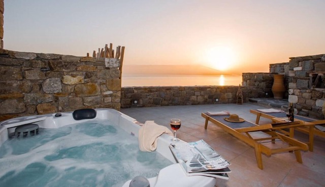 Gorgeous Studio with Jacuzzi in Cycladic Architecture Overlooking the Aegean