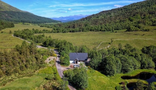 Grianain - Riverside Lodge with Mountain Views