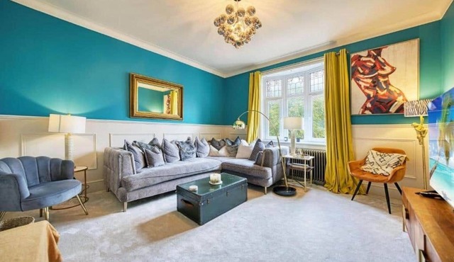 Group Stay 5BR Parking Sleeps 9 South Glasgow