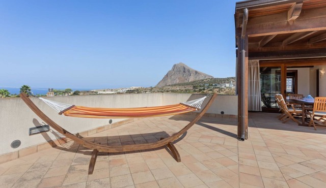 GuestHost - Bright and welcoming 35sqm apartment located on the first floor of an independent villa in Custonaci, a quiet countryside location a short distance from Erice and Cornino! The apartment has a large terrace with outdoor furniture and is comple