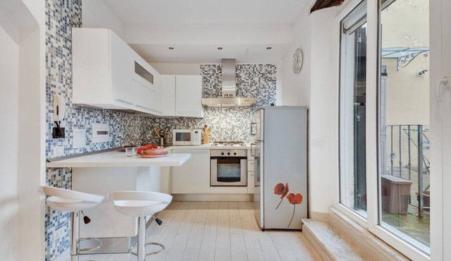 GuestHost - Coverciano Modern Apartment with Patio!