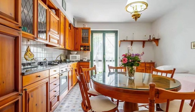 GuestHost - Cozy 55 sqm apartment in Mascali, ideal for 4 people. Equipped with air conditioning, and 2 balconies, the apartment offers comfort and convenience. Located just 1 minute walk from the beach, with a road next to the building providing direct