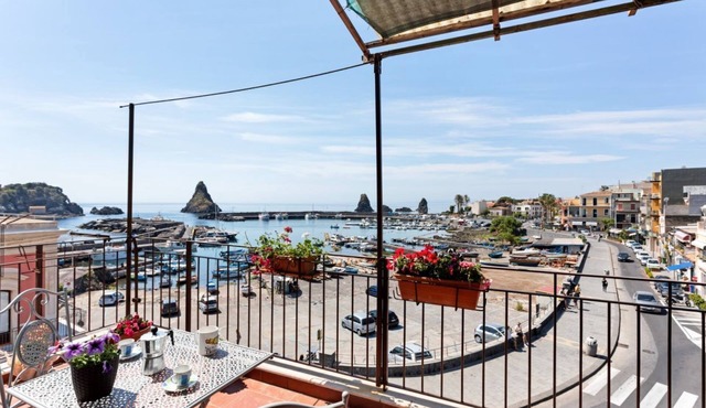 GuestHost - This comfortable 80sqm apartment can accommodate up to 3 people (distributed over 2 levels with internal stairs) located on the first floor, without a lift, of a characteristic building overlooking the Cyclops Riviera and Lachea Island. In 5