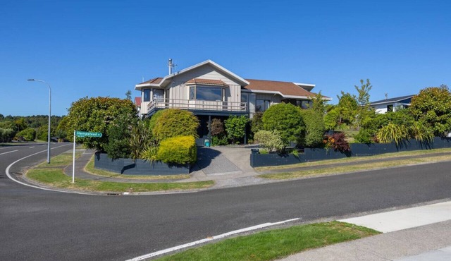 Hampstead Heights - Spacious family home, great views