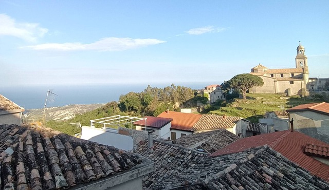 Holiday Home Beautiful Casa Rosario with Sea View, Terrace & Wi-Fi