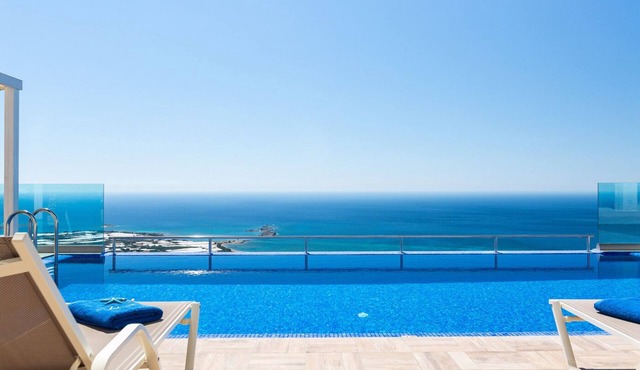 Jasmine Villa, 3 BD, infinity pool with great sea views
