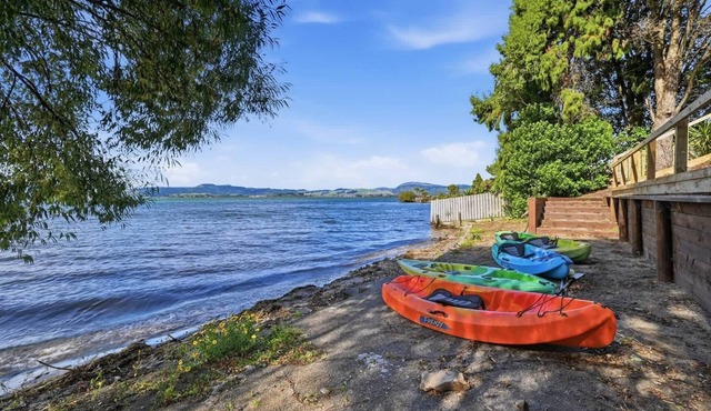 Koutu Hideaway | Lake Cottage with Free Kayaks