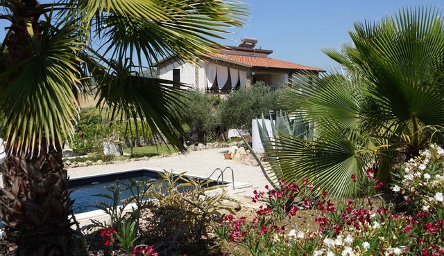 LA DOLCE VITA IN SICILY: Villa with Private Pool in the Heart of Nature