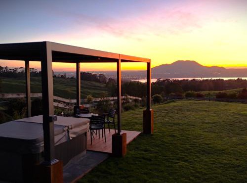 Lake Taupō Luxury Home plus Hideaway Apartment