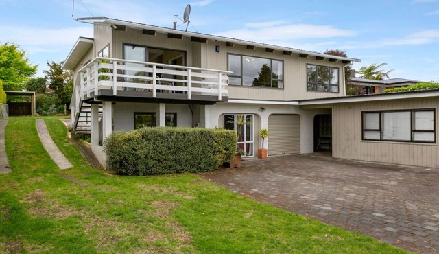 Large accommodation for 8 guests - 4 Queen bedrooms
