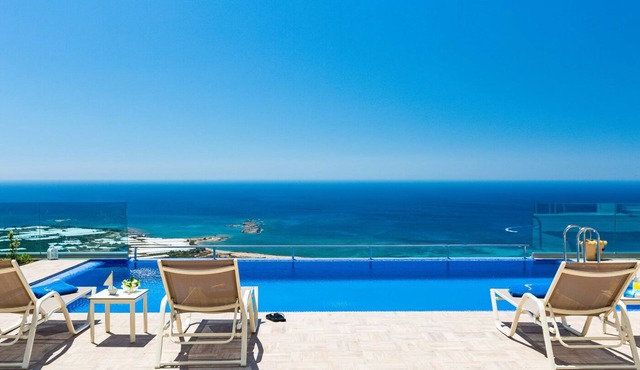 Levanda Villa, 3 BD, infinity pool with great sea views